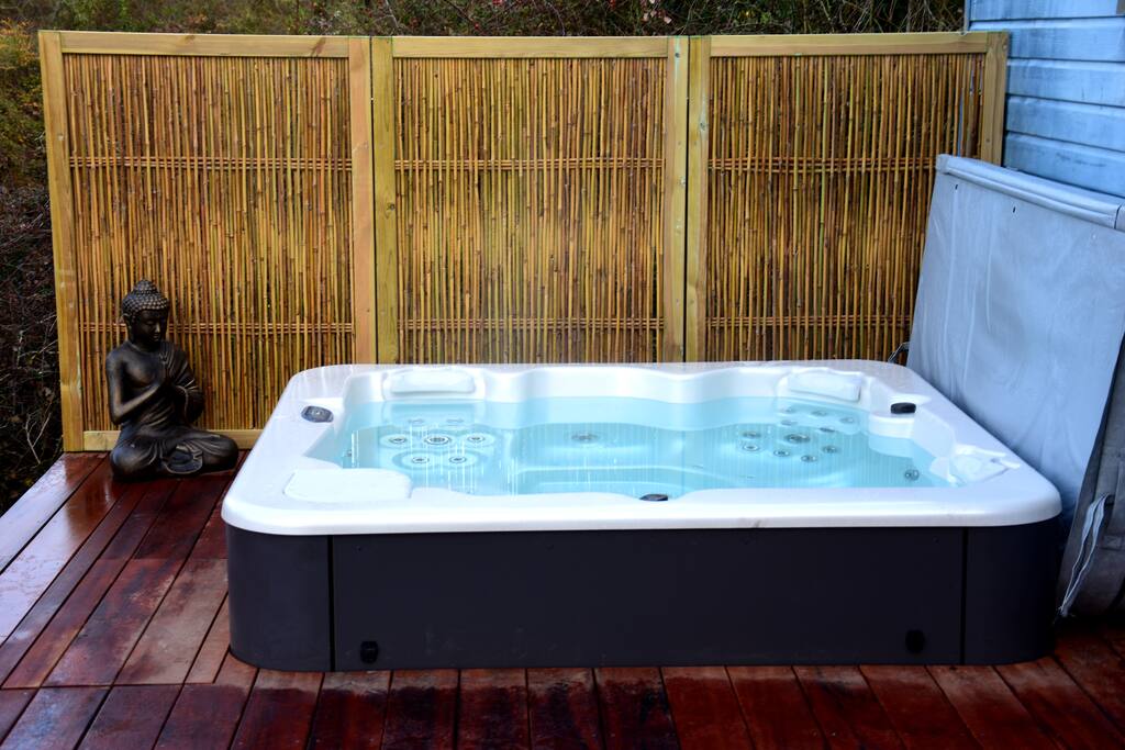 Spa 5 places sécurisé par un garde corps à la norme piscine