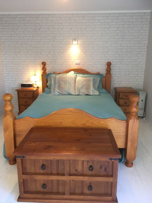 Queen size bed with pull out single