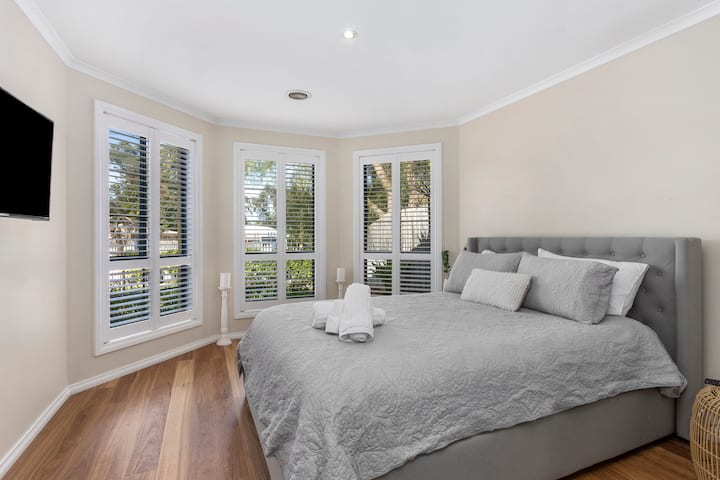 Dhomë gjumi kryesore, suitë dhe shëtitje me mantel, me televizor inteligjent. 