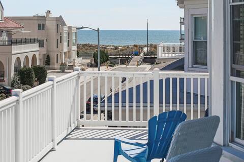 ★Large Beach Home★Ocean Views from Balcony★Parking
