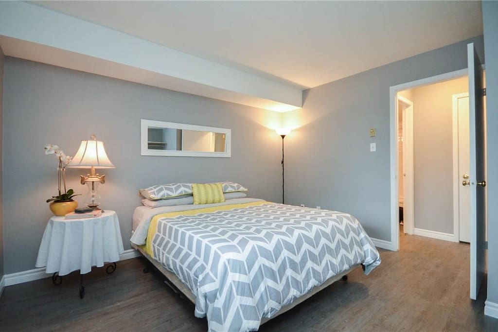 Private guest room with Queen size bed.