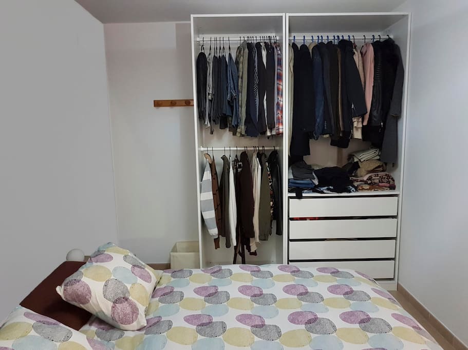 Habitación con armario disponible