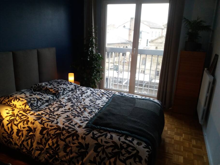 Grande chambre avec vue sur la place du marché et le canal.
Lit pour deux personnes (140*190) et petit lit possible (70*190)