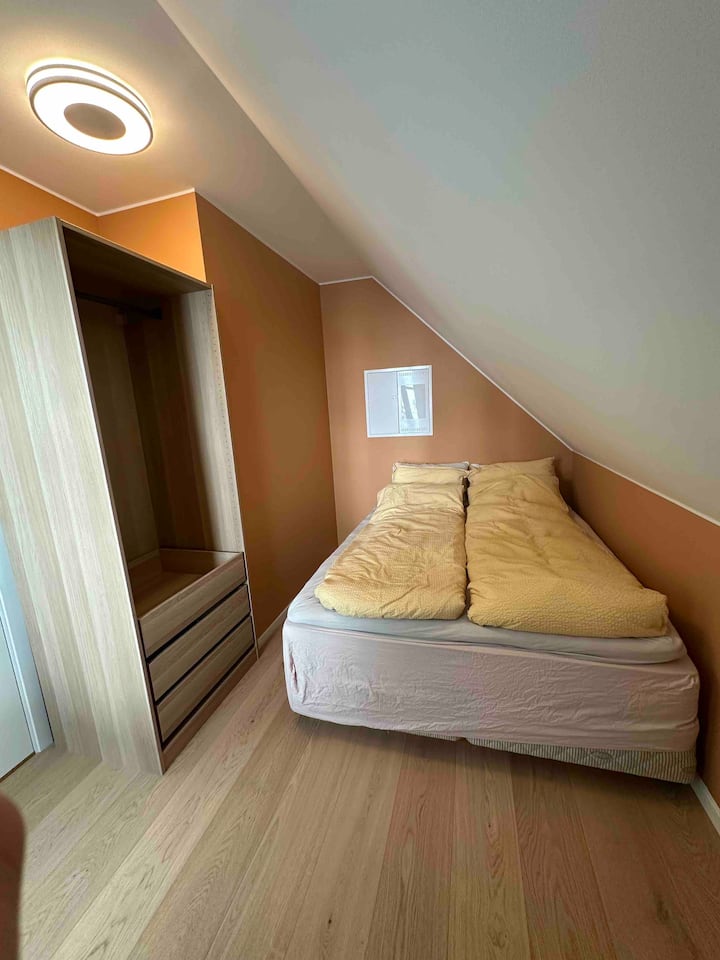 El dormitorio número 2 tiene una cama y un armario de 150x200.