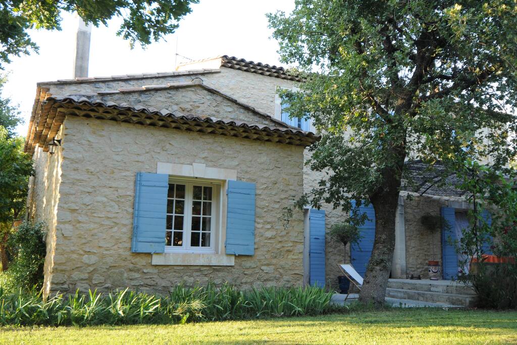 Vue sur la partie ouest de la maison et une partie de la terrasse