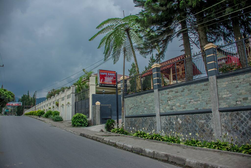 The road and the gate to the hotel