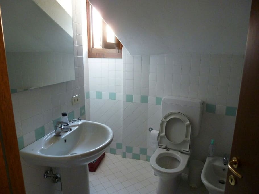 Bagno con doccia
Bathroom with shower.