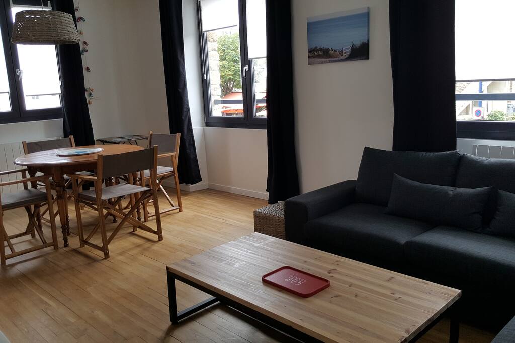 Le séjour, table ronde avec rallonge,