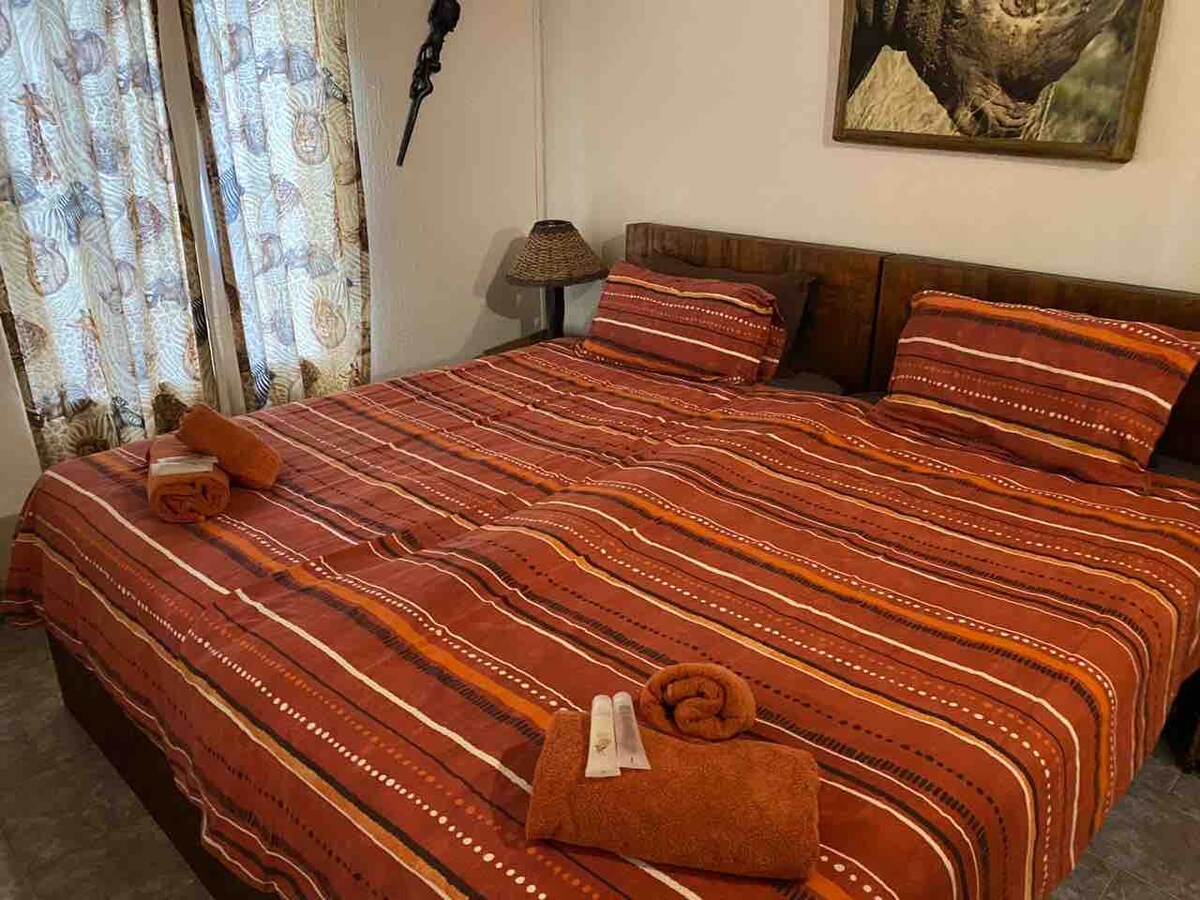 Bedroom 1, queen size beds