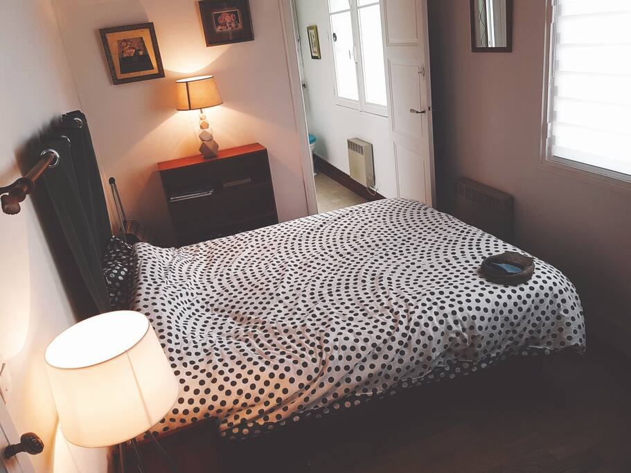 Chambre parentale, un lit double.