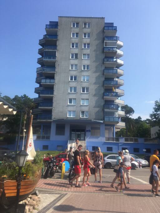 widok apartamentowca//view of the building