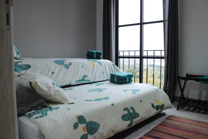 Rahisi kuhifadhi chumba cha kulala cha 2.
Chumba cha kulala chenye vitanda viwili rahisi vya ghorofa moja.