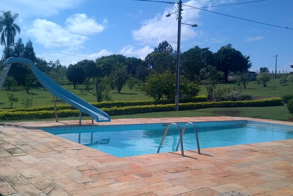 piscina com escorregador