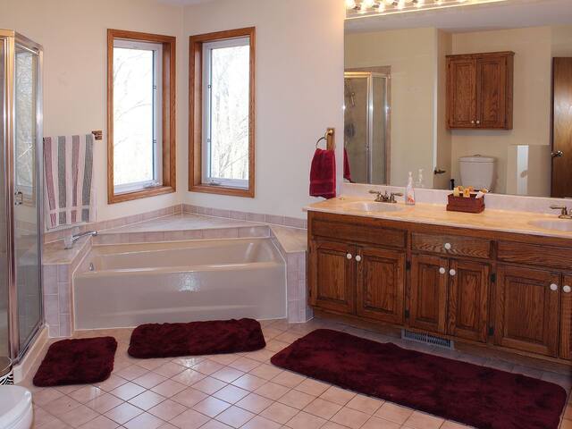 Private Wooded 5 Bedroom Home on 7 Acres gallery image 5