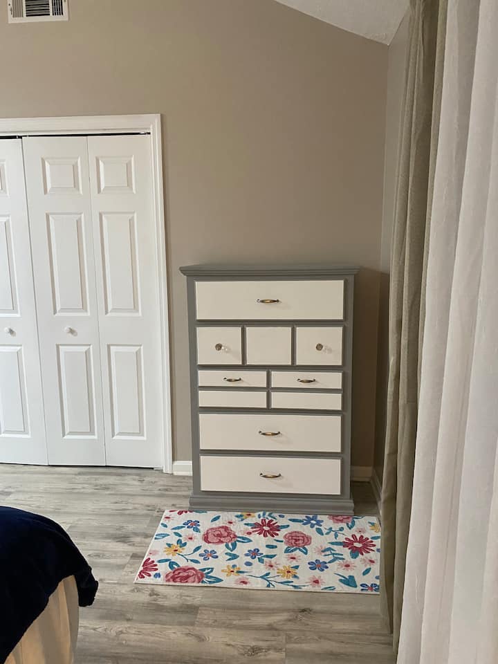 ตู้ลิ้นชักสวยๆในห้องนอนใหญ่ จัดกระเป๋าและเข้าพักสักพัก! นอกจากนี้ยังมีตู้เสื้อผ้า 2 ชั้นพร้อมไม้แขวนเสื้อให้