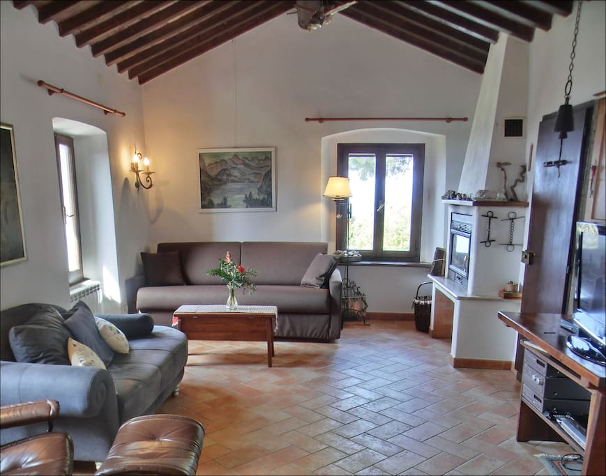 Wohnzimmer in historischen Gemäuern mit Kamin und märchenhafter Aussicht