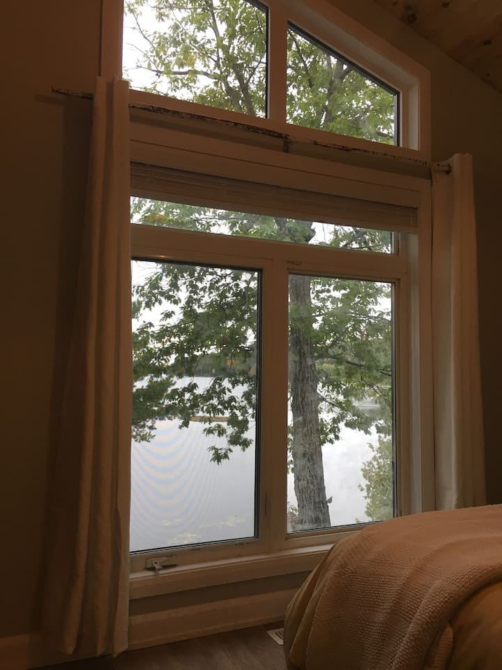 Pohľad na vodu z hlavnej spálne so stropom katedrály 