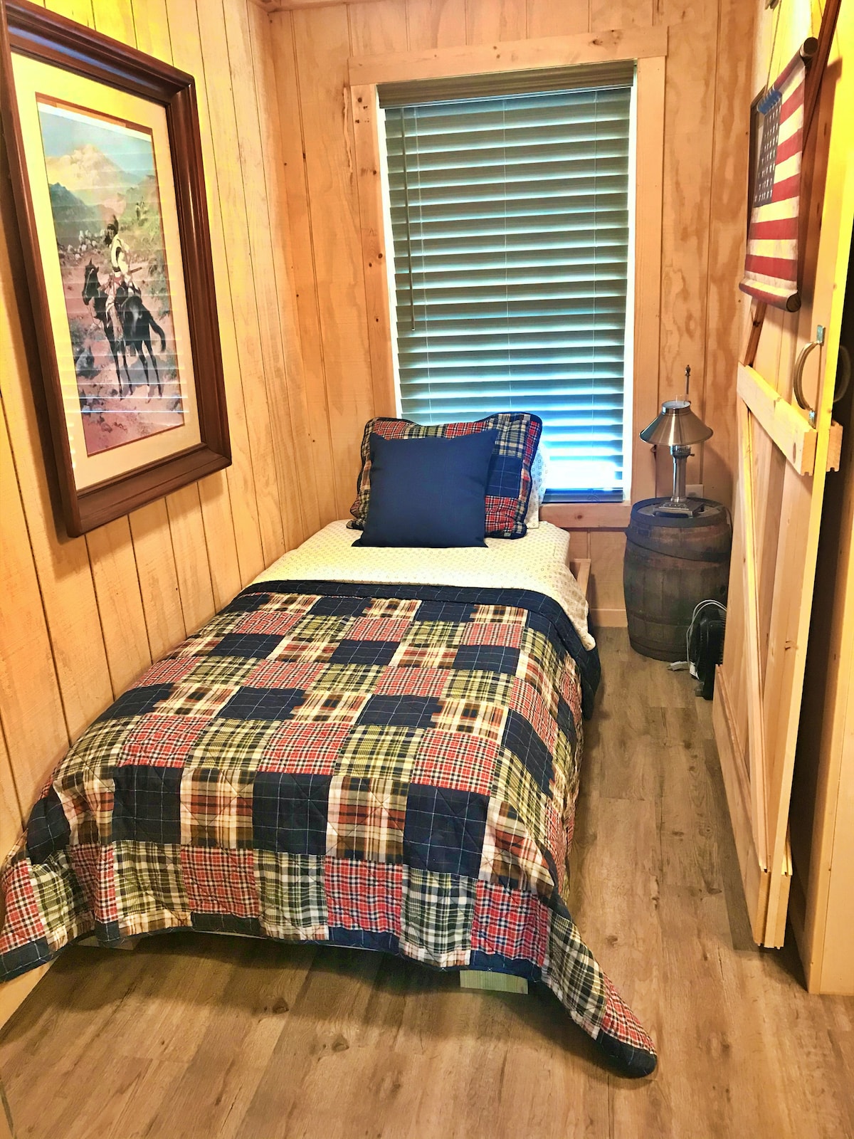 Спалня 1. Двойно легло с преносим вентилатор. 