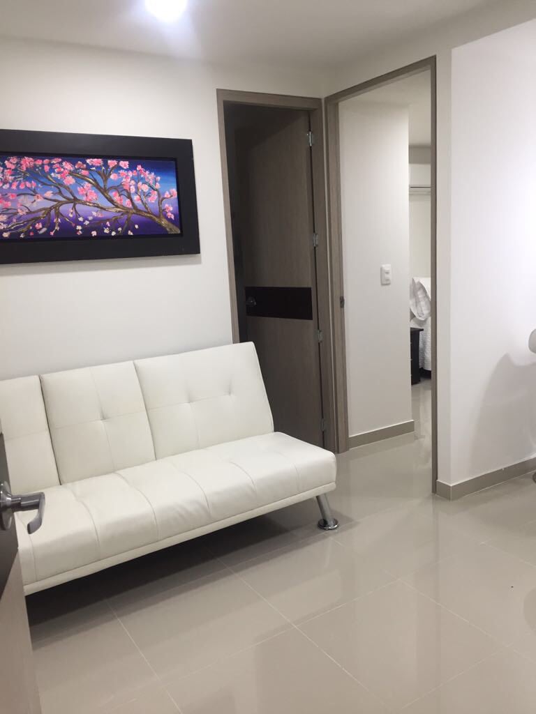 Comfortabele bank in de woonkamer