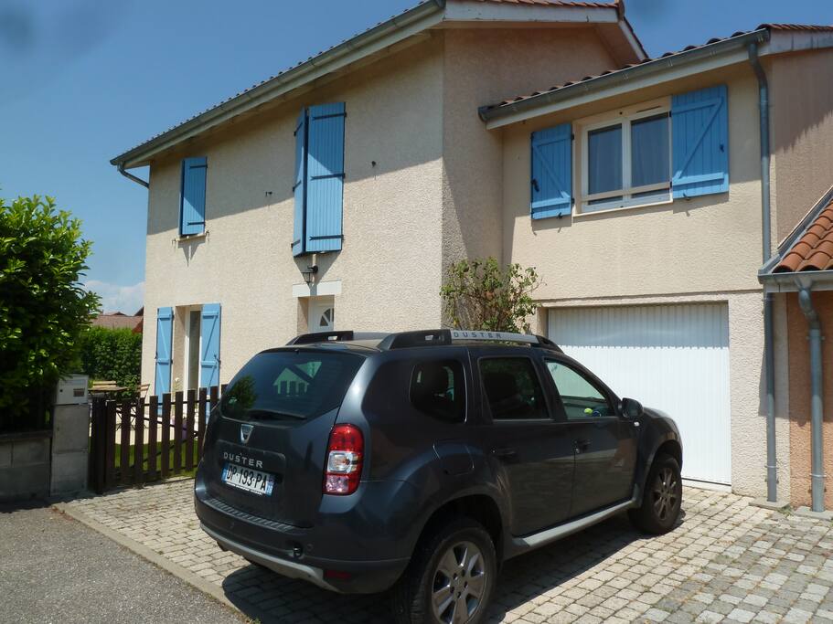 Facade sud avec 2 places de parking privées.