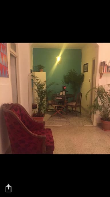 Al fondo está el comedor
