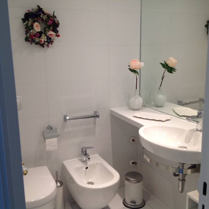 Badezimmer mit Badewanne und Dusche