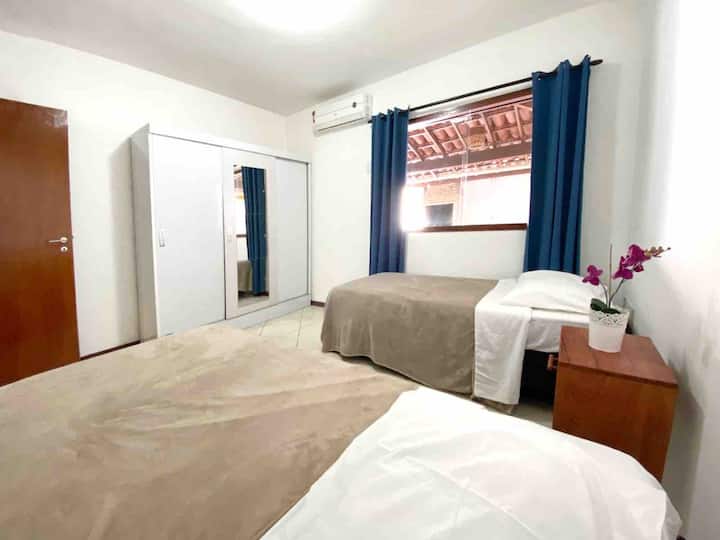 ห้องพัก (1/4) ที่ชั้น 1 มีเตียงเดี่ยว 2 เตียงตู้เสื้อผ้าและเครื่องปรับอากาศ 