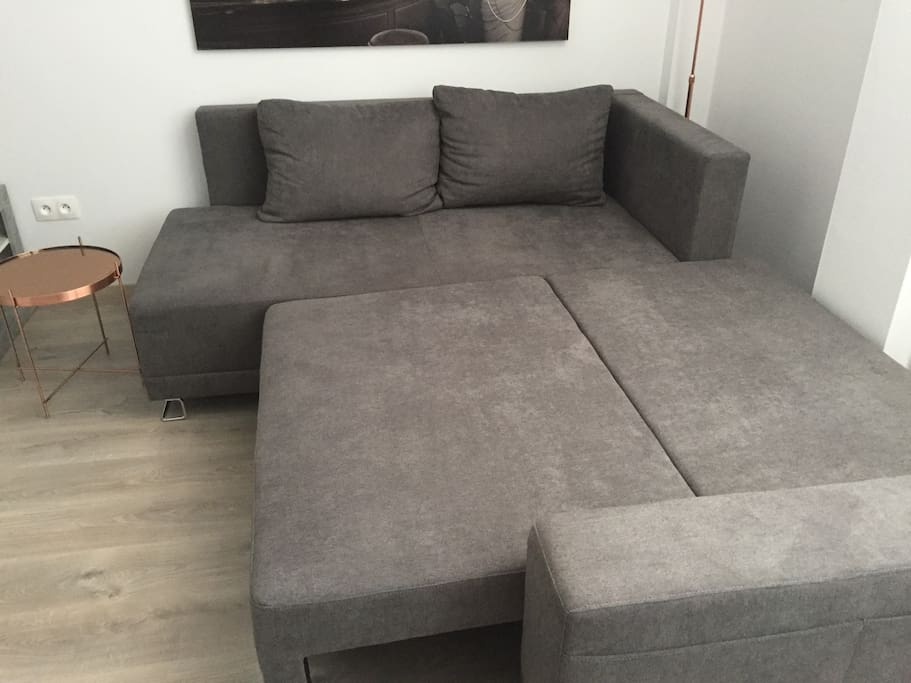 2people can sleep here, the sleeping place is 150cm wide.