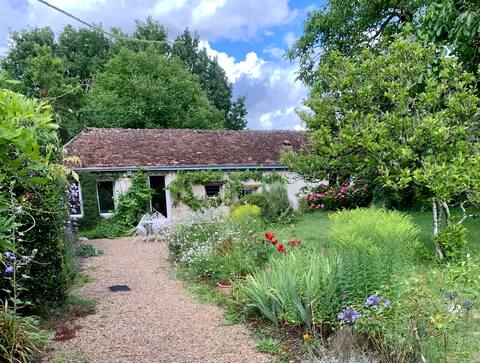 Charming farmhouse and flower garden in the Loire Valley