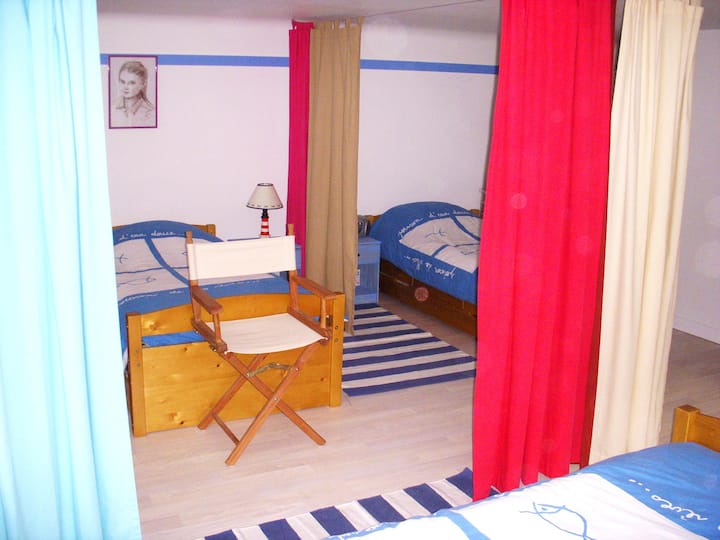 piso de dormitorio con 3 camas de una plaza