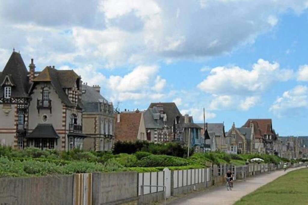 La digue de Lion et ses superbes villas