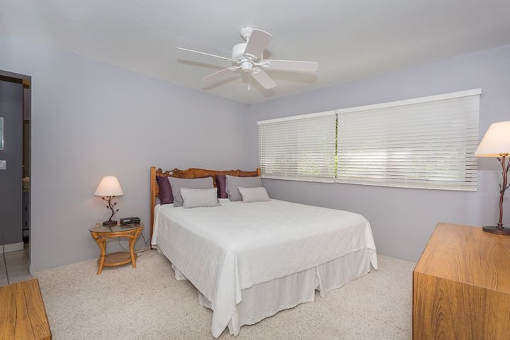 ห้องนอนใหญ่เตียงคิงไซส์