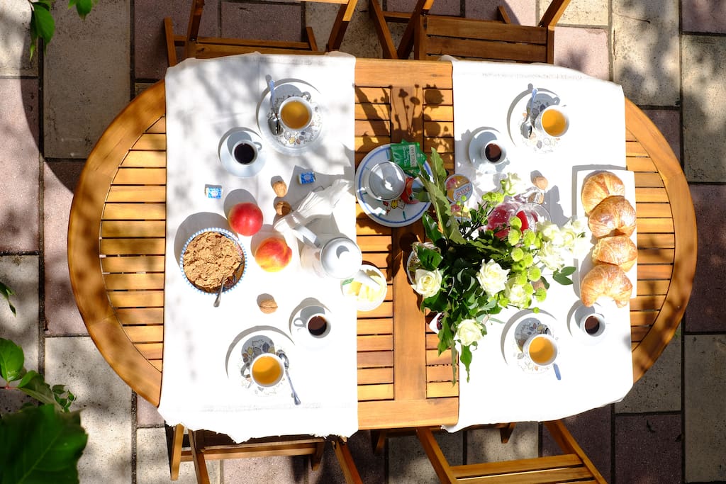 colazione nel patio esterno