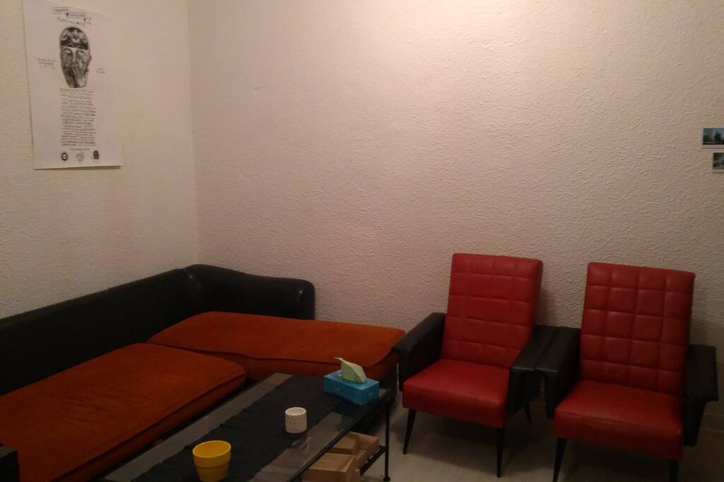 Voici le coin salon avec son canapé et ses fauteuils.