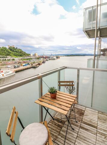 LARGE 3BR Modern Seaside Apt Near Central Station gallery image 2