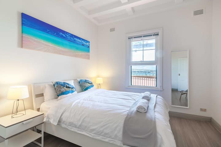 Master bedroom with harbour views. quiet aircon