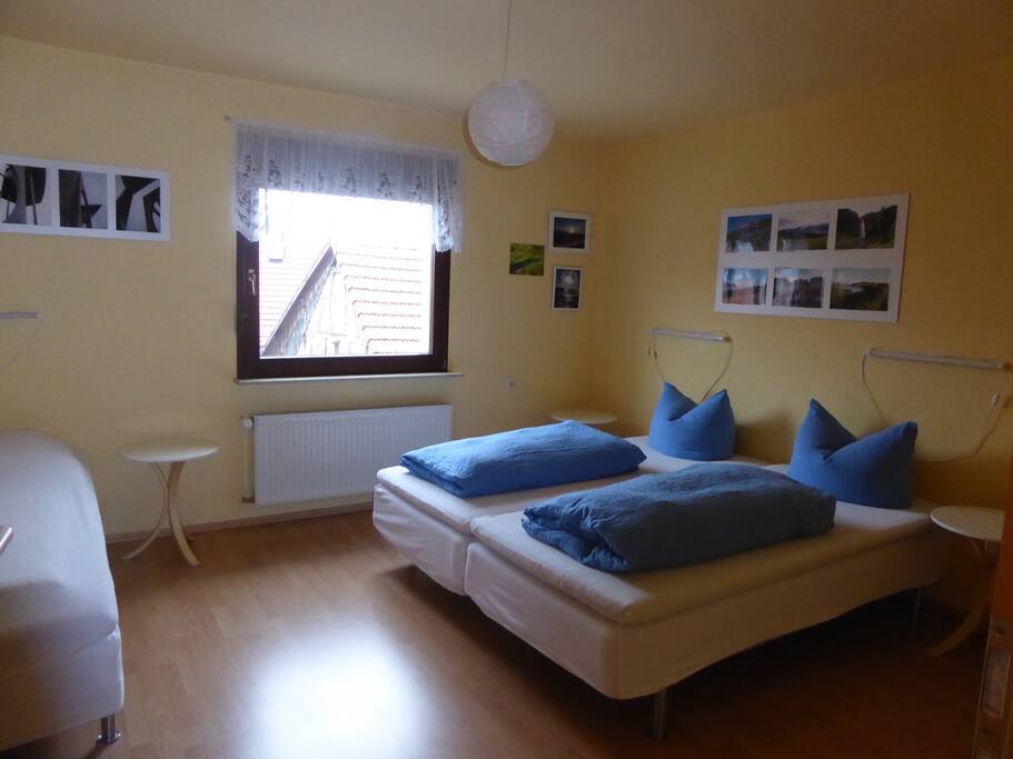 Schlafzimmer mit 3 Betten