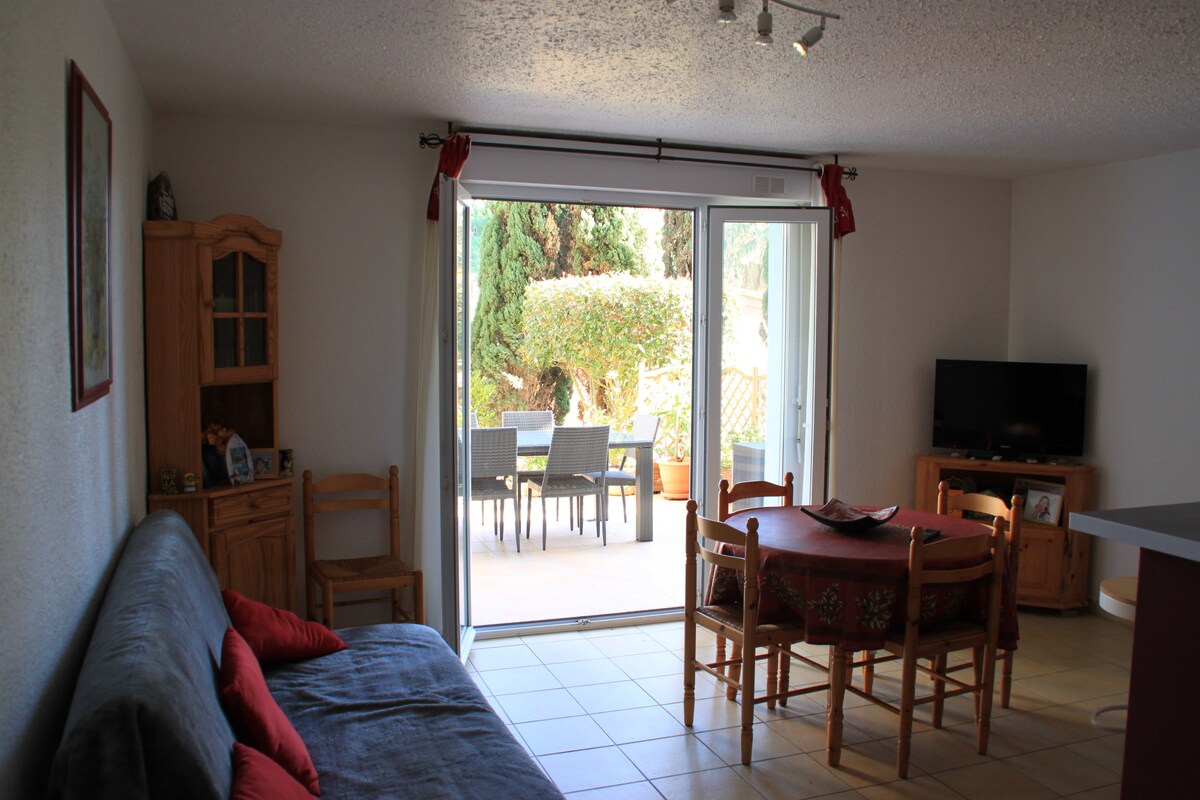 Hlavná izba s výhľadom na terasu s:
- TV 102 cm
- 4 až 6-miestny stôl + 6 stoličiek