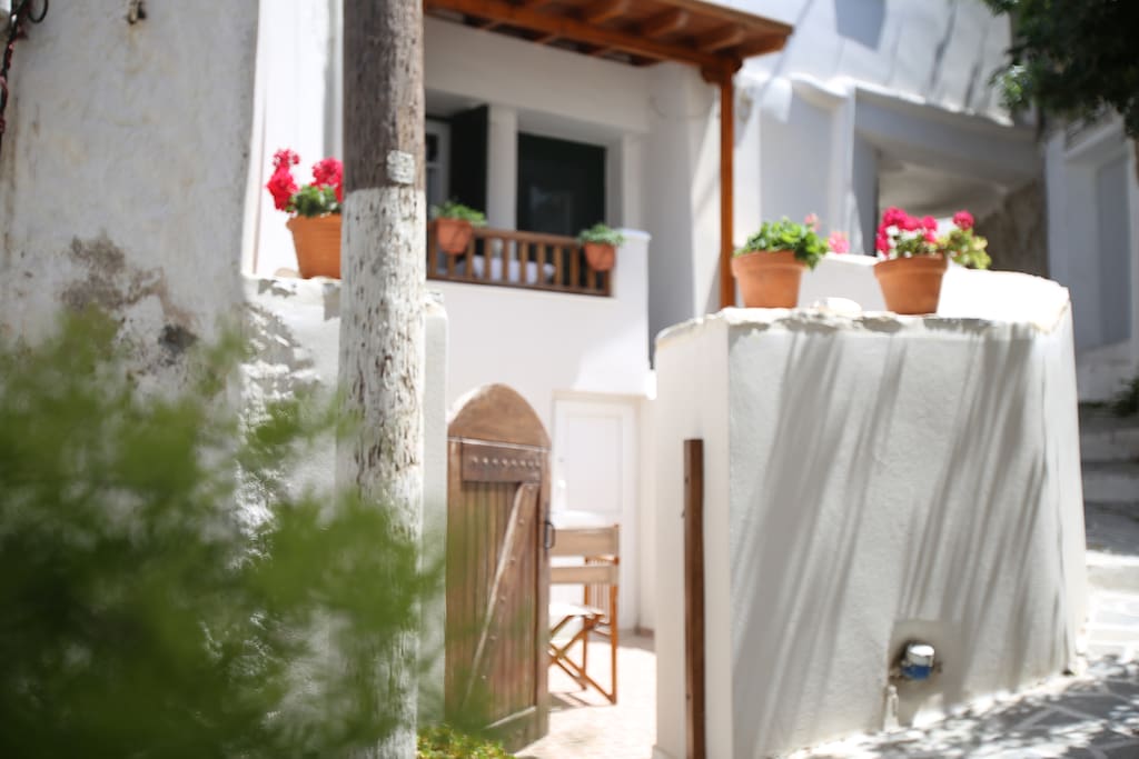 ENTRANCE OF ALMA HOUSE NAXOS