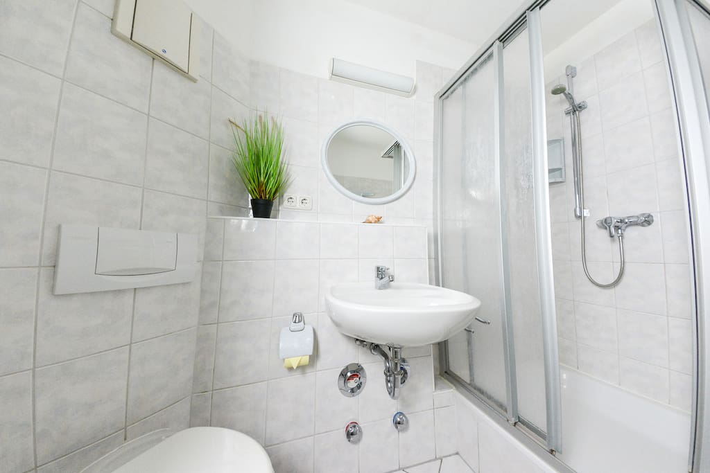 helles Bad mit Dusche