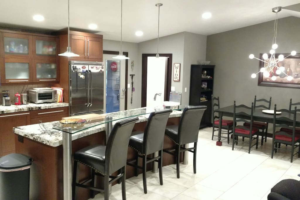 Glass bar with 3 barstools