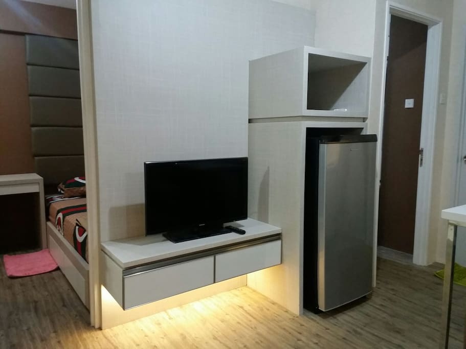 Living room. Flat TV 32", fridge.