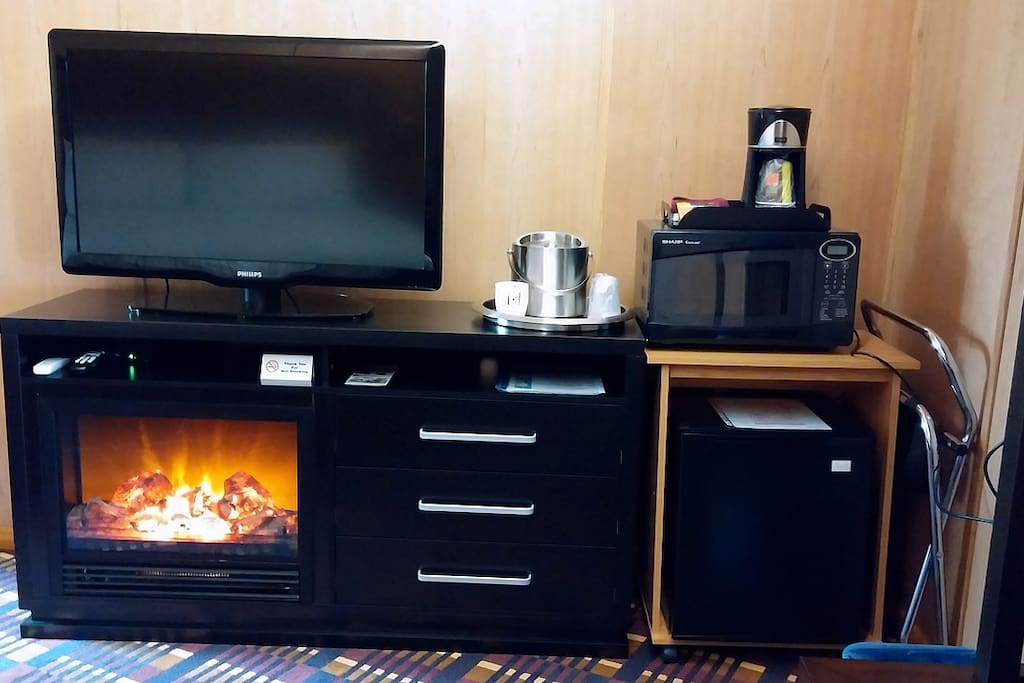 fire place, entertainment center, kitckenette,