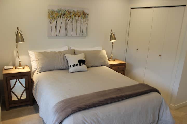 ห้องนอนหลักพร้อมเตียงควีนไซส์และห้องน้ำในตัว