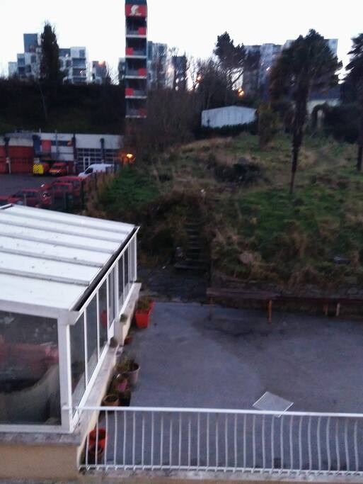 vue extérieure, orientée plein sud, la terrase est accessible.