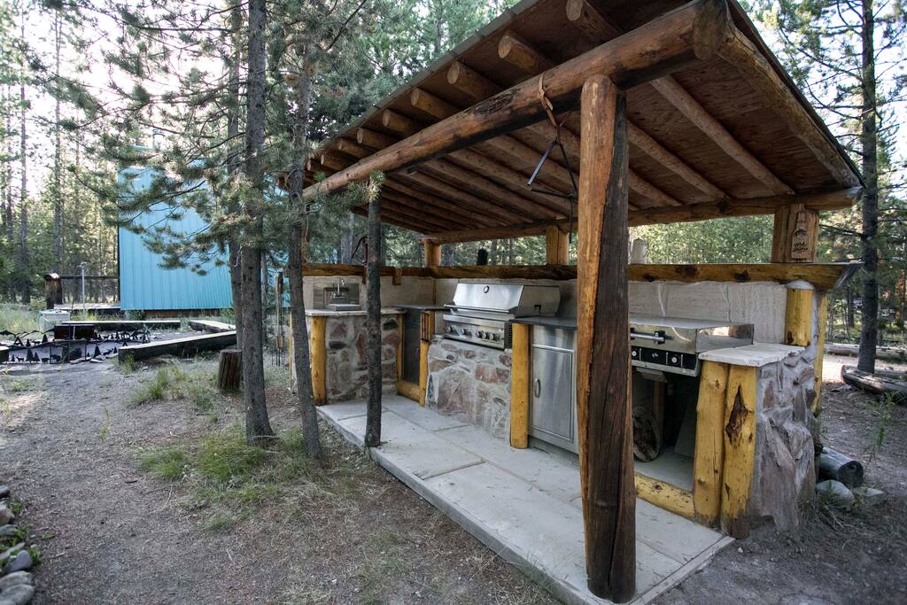 Outdoor kitchen