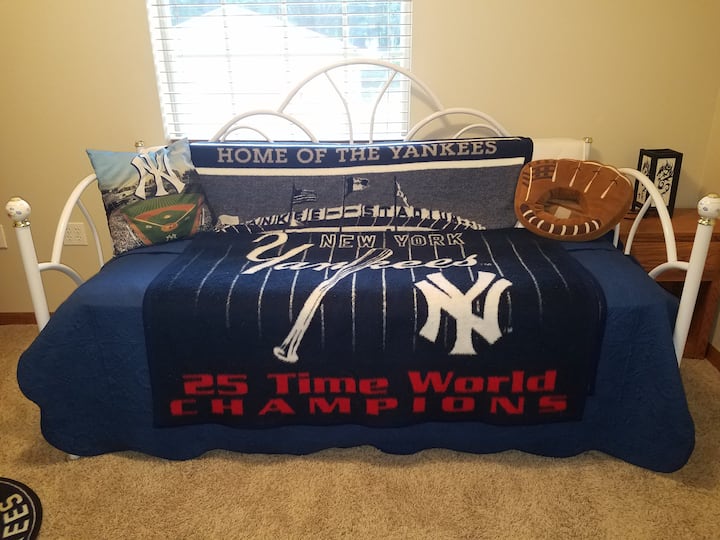 غرفة النوم 5 - غرفة البيسبول مع سرير متحرك (سرير جلوس) وسريران متماثلان