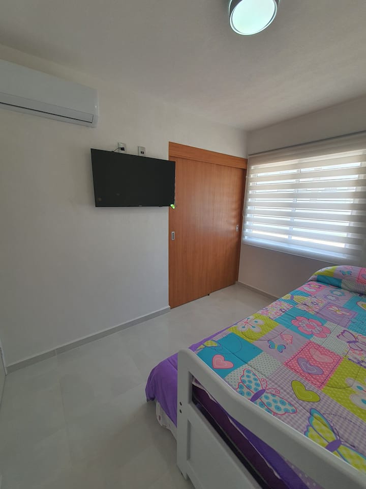 Საძინებელი 2 : ორი ერთადგილიანი საწოლი, კონდიციონერი და ეკრანი.