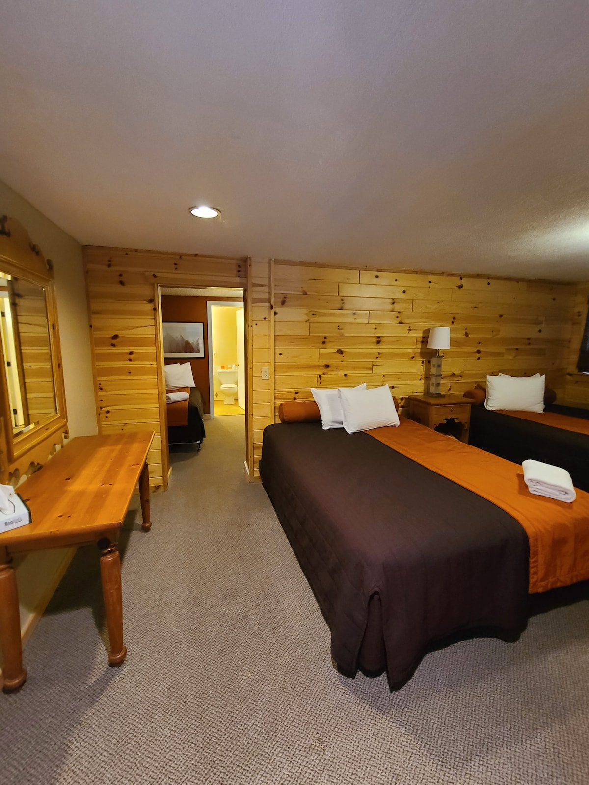 חדר שינה עם מרתף 6,
שתי מיטות זוגיות