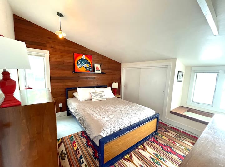 楼上卧室，双人床 